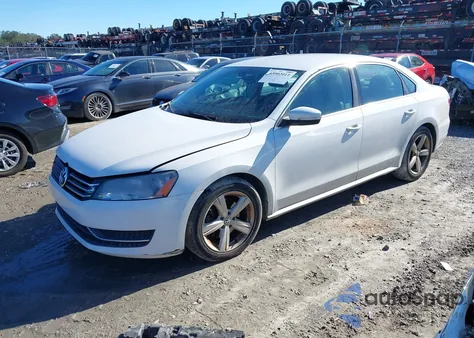 2013 Volkswagen Passat 2.5L Se z USA, uszkodzony, nr VIN 1VWBH7A34DC106651